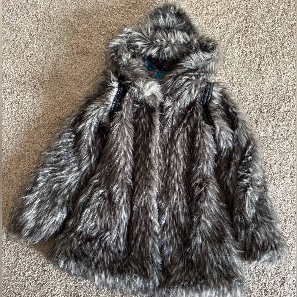 Elegant Faux Fur Hooded Cape - Gray. Festival
